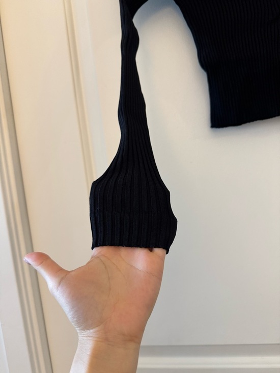 Slim Ribbed Off-the-Shoulder Sweater - Black - Picture 6 of 7